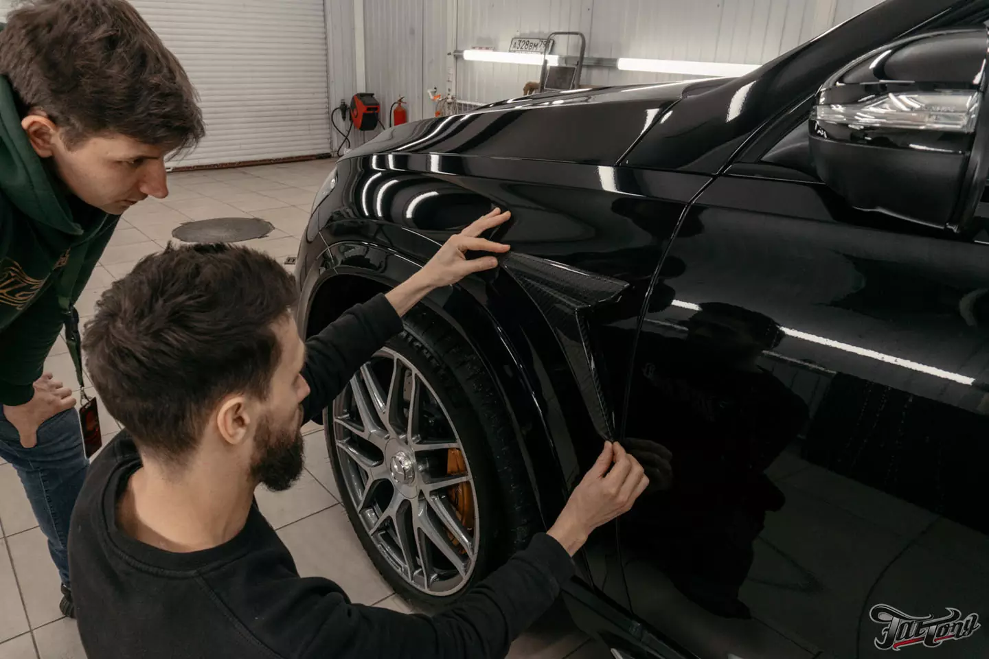 Выкинули BURMESTER 3D из нового Mercedes GLE 63S и установили новую акустическую систему. Выполнили комплексную шумоизоляцию, построили выхлопную систему, установили обвес Larte, оклеили полиуретаном